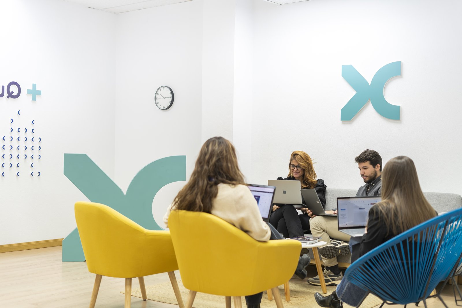 Equipo de Halley trabajando en la oficina