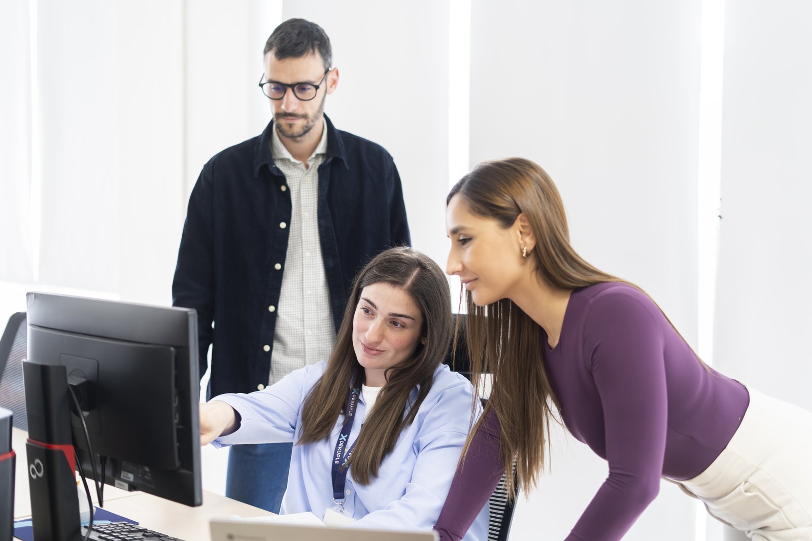 Equipo de Halley revisando un plan de incentivos en la oficina