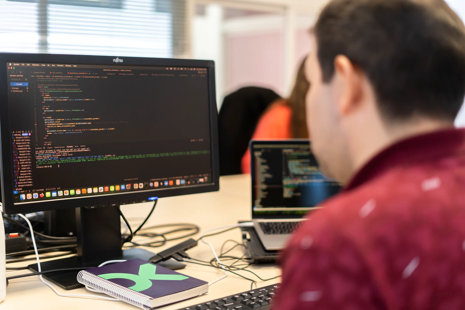 Desarrollador de Halley trabajando en la oficina